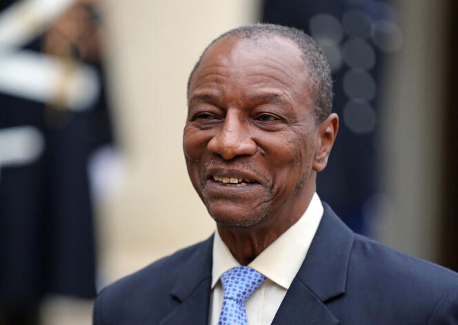 Le chef de l’Etat guinéen, président en exercice de l’Union africaine, Alpha Condé, devant l’Elysée, le 21 novembre 2013.