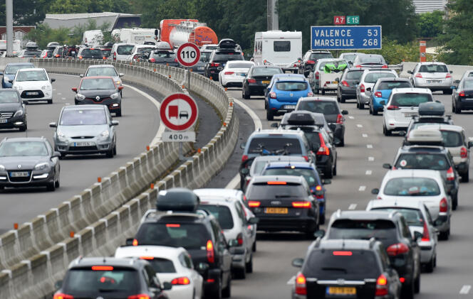 Embouteillages sur l'autoroute A7 le 1er août 2015.