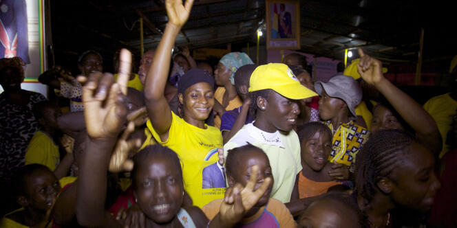 A Conakry, de jeunes supporteurs du président Alpha Condé, réélu après la présidentielle du 11 octobre en Guinée.