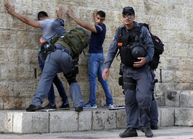 Des policiers israéliens fouillent de jeunes Palestiniens à Jérusalem, à la porte de Damas, le 18 octobre 2015.