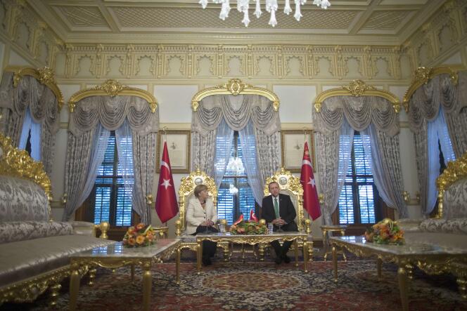 Angela Merkel a évité une réception au palais présidentiel d'Ankara, un monument néo-ottoman à la gloire de M. Erdogan, en le rencontrant à Istanbul, le 18 octobre.