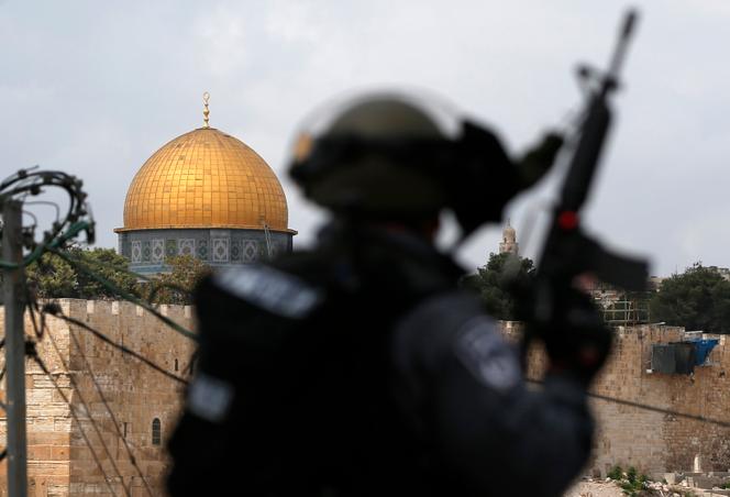 Un soldat israélien, dans le quartier Ras al-Amud, à Jérusalem-Est. Au fond, le dôme de la mosquée Al-Aqsa, le troisième lieu saint de l'islam. Octobre 2015.