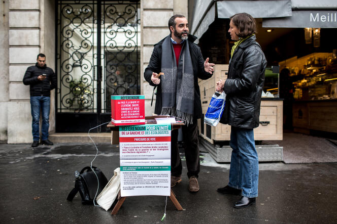 Des militants socialistes ont installé une urne pour solliciter le vote des passants sur le marché Maubert dans le cadre du référendum sur l'unité de la gauche à Paris le 17 octobre 2015.