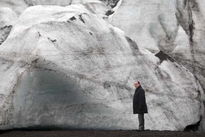 Islande, 16 octobre 2015. Le président français constate les effets du réchauffement climatique sur le glacier Solheimajokull.