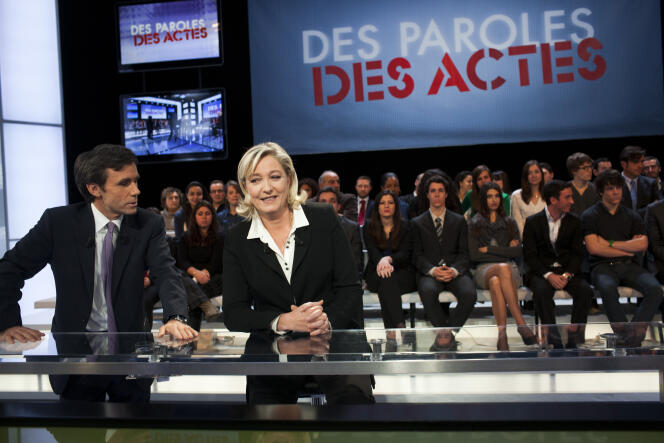 Marine Le Pen, invitée de David Pujadas à « Des paroles et des actes  », en février 2012.