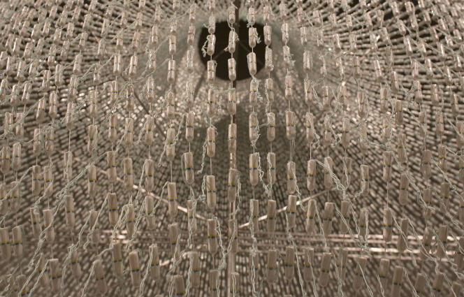 Oeuvre d’art  « The  Bride » par Joana Vasconcelos. Exposée à Lisbonne, en 2010.