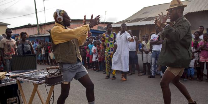 Performance de rue du DJ Evans Mireku Kissi dans le quartier de Jamestown, à Accra, capitale du Ghana, en juin 2015.