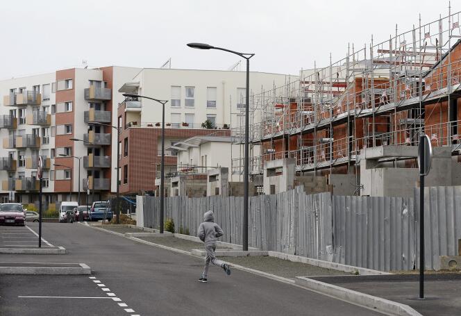 Des appartements en construction à Clichy-sous-Bois, dans la banlieue parisienne, en mai 2014.