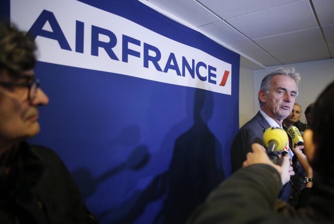 Après douze heures de négociations, mardi, Frédéric Gagey, PDG d’Air France, a remis « un protocole d’accord de fin de conflit » aux syndicats de pilotes de la compagnie.