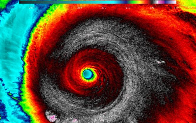 Une image satellite infrarouge de l'ouragan Patricia à son approche de la côte mexicaine, par un satellite vendredi 23 octobre.