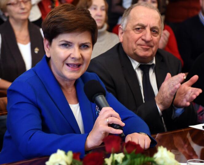 Beata Szydlo, qui mène campagne pour le parti conservateur à l'occasion des législatives polonaises.
AFP PHOTO / JANEK SKARZYNSKI
