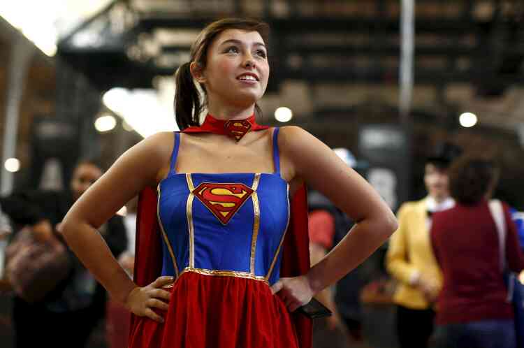 Le Comic-Con attend au moins 30 000 personnes sur les trois jours que dure l'événement parisien. Nombreuses sont celles à se déguiser pour l'occasion, comme cette Supergirl aux cheveux bruns. On les appelle les "cosplayeurs", un terme issu de la contraction des mots "costume" et "play".
