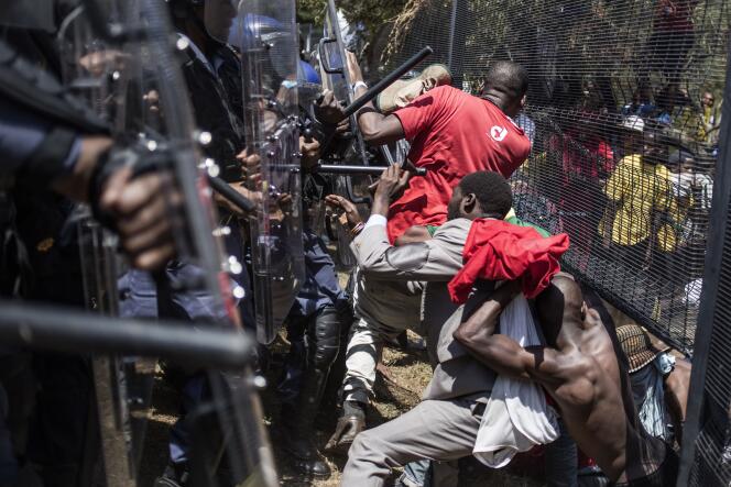 Le 23 octobre 2015, à Pretoria, des étudiants, qui protestent depuis plusieurs jours contre l'augmentation des frais de scolarité, envahissent les jardins de la présidence. Après des affrontements avec la police, le chef de l'Etat Jacob Zuma annonce l'abandon de cette mesure.