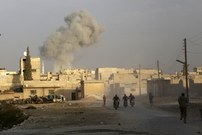 De la fumée s'élève dans le ciel de Maaret al-Numan (province d'Idlib) après une frappe russe présumée.