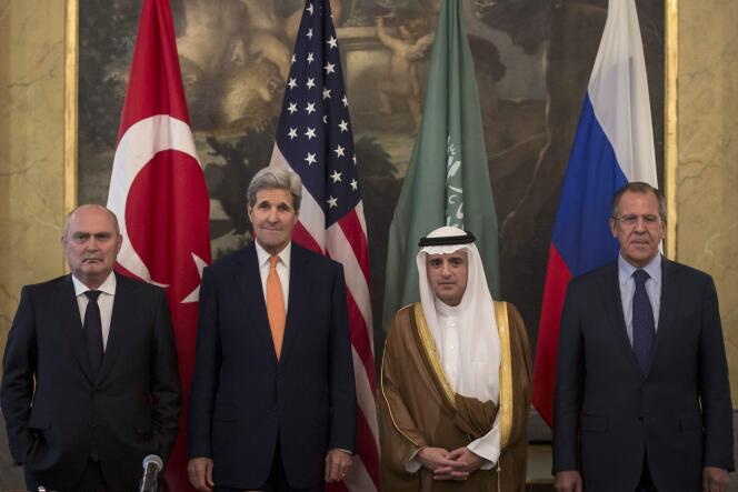 Le ministre turc des affaires étrangères, Feridun Sinirlioglu (à gauche), avec ses homologues américain, John Kerry, saoudien, Adel Al-Jubeïr et russe, Sergueï Lavrov, vendredi 23  octobre, à Vienne.