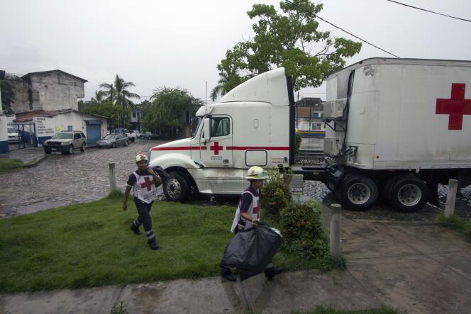 Des membres de la Croix-Rouge préparent un abri à Puerto Vallarta, le 23 octobre, à l'approche de l'ouragan Patricia des côtes mexicaines.