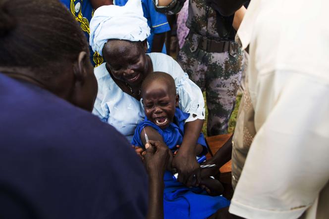 Séance de vaccination d'un bébé à Rejaf, au Soudan du Sud, le 24 octobre 2015.