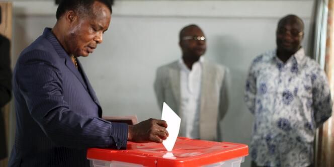 Le président congolais, Denis Sassou Nguesso, vote à Brazzaville, le 25 octobre.