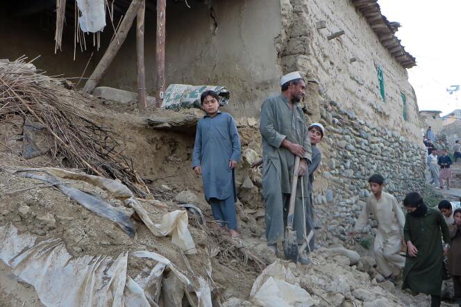 Dans la région de Bajaur, des Pakistanais se rassemblent près des ruines d'une maison endommagée par le séisme du 26 octobre en Asie du Sud.