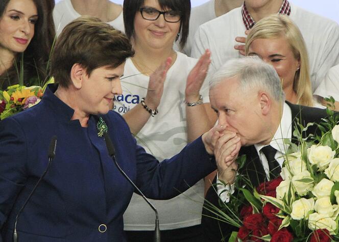 Jaroslaw Kaczynski, président du PiS, félicite Beata Szydlo après  sa victoire  aux élections législatives  du 25 octobre.