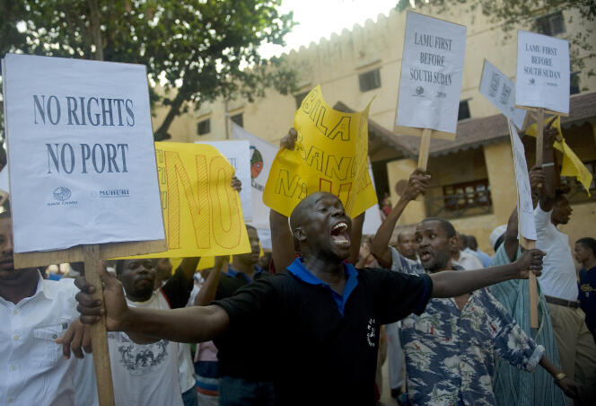 Des habitants de Lamu manifestent contre le projet de port, le 1er mars 2012.