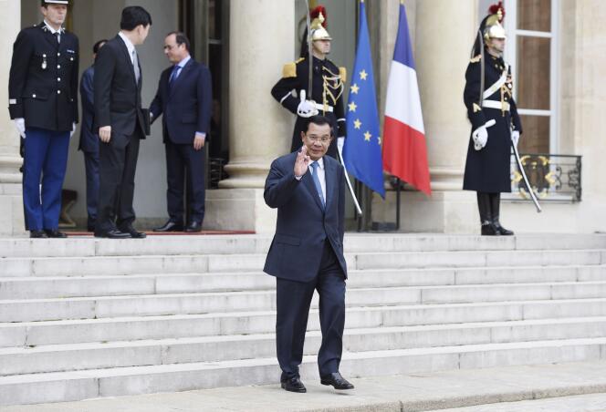 Le premier ministre cambodgien, Hun Sen, quitte le palais de l'Elysée où il a été reçu par François Hollande, les 26 octobre 2015.
