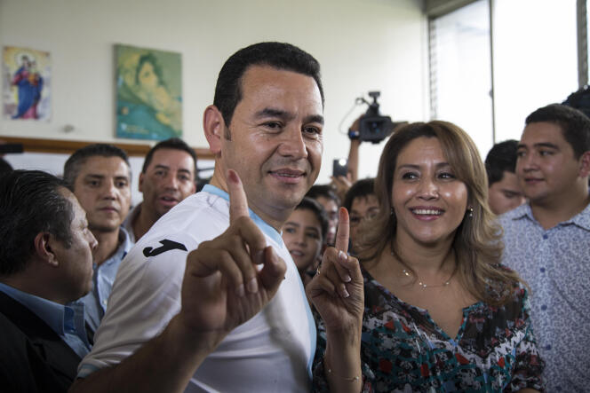 Jimmy Morales et sa femme, Hilda Patricia, dans leur bureau de vote de Mixco, au Guatemala.