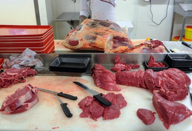 Viande de bœuf dans un supermarché de Besançon en 2013. En 2014, les Français ne consommaient 