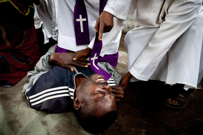 Pendant un exorcisme à Kinshasa, en octobre 2010.