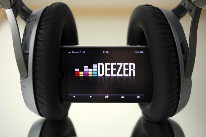 Des écouteurs et un smartphone connecté au site français de musique en streaming Deezer, en octobre 2012.