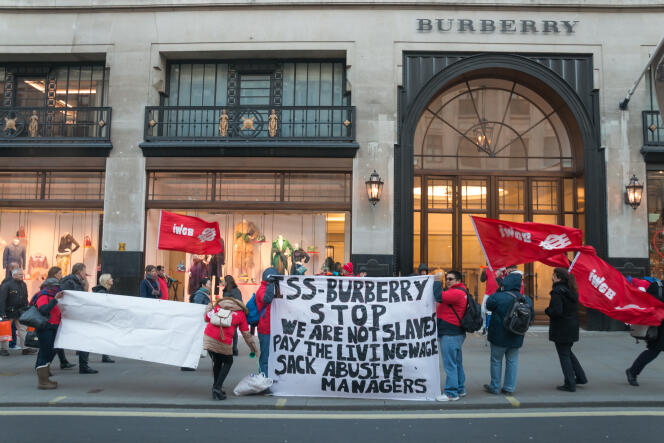 Des employés de Burberry manifestent pour de meilleures conditions de travail à Londres en février 2015.