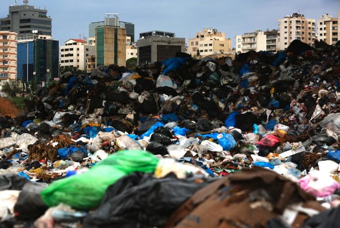 Les ordures s'accumulent dans une décharge sauvage située dans le nord de Beyrouth.