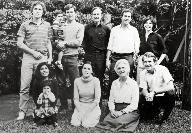 George Herbert Walker Bush (au centre), président des Etats-Unis de 1989 à 1992, entouré notamment de son fils 