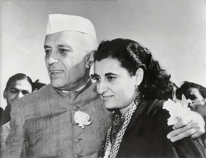 Indira Gandhi (1917-1984) avec son père Jawaharlal Pandit Nehru en 1959.