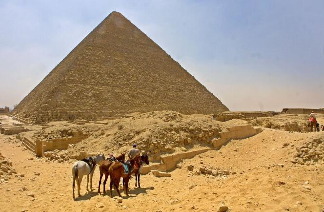La grande pyramide de Kheops, sur le plateau de Gizeh près du Caire en Egypte. Construite il y a plus de 4500 ans, elle va faire l'objet d'une nouvelle série de recherches approfondies.