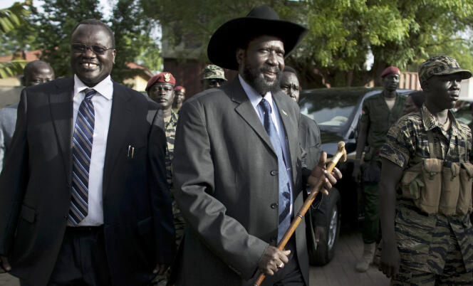 Riek Machar (à gauche), alors vice-président du Soudan du Sud, et le président Salva Kiir, à Juba, en avril 2010.