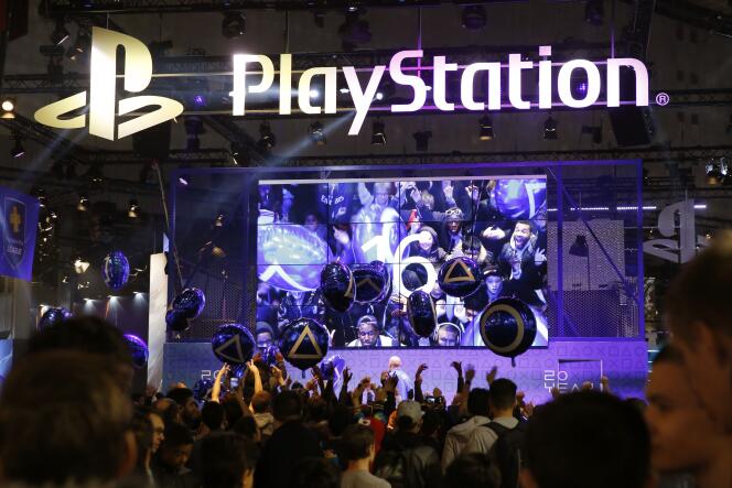 Sur le stand Playstation de la Paris Game Week, le 28 octobre 2015, à Paris.