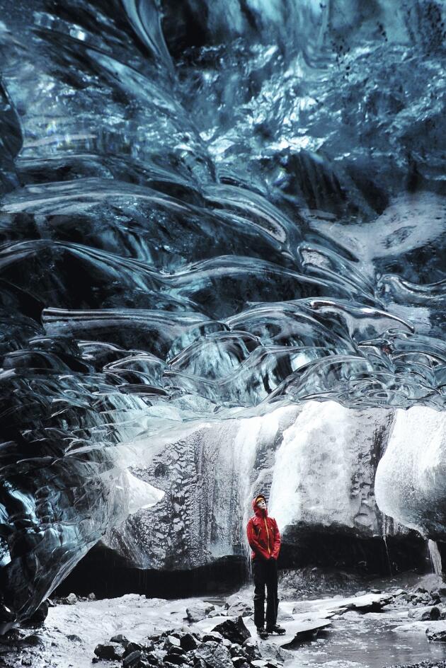 Une caverne de glace près de Jökulsarlon.