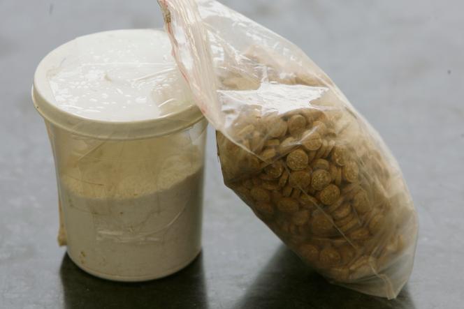 Des pilules de captagon à côté d’un gobelet contenant de la cocaïne dans un bureau des forces de sécurité intérieure libanaises, à Beyrouth, en juin 2010.