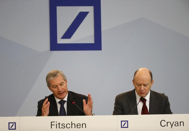 Les deux PDG de la Deutsche Bank, Jürgen Fitschen et John Cryan, à Francfort, lors d'une conférence de presse, le 29 octobre.  REUTERS/Kai Pfaffenbach