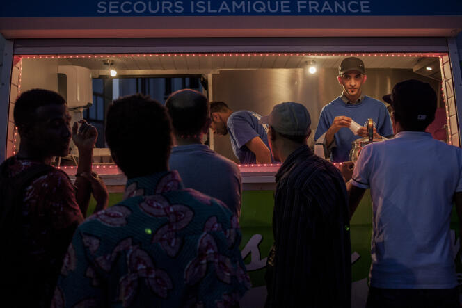 Des bénévoles du Secours islamique offrent thé et café lors du ramadan, en juillet, à Saint-Denis.
