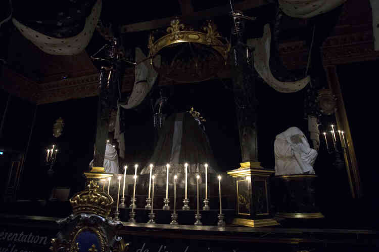 Le décor de la chapelle ardente a été réalisé par l’atelier des Menus Plaisirs du roi, chargé des montages les plus fous pour les fêtes données à Versailles, baptêmes, mariages, jusqu’aux pompes funèbres.