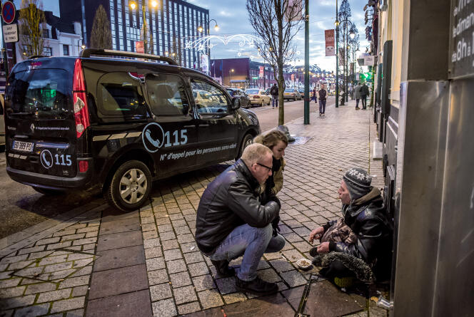 Des employés d'un service d'urgence sociale discutent avec un sans-abri, à Lens, en décembre 2014.