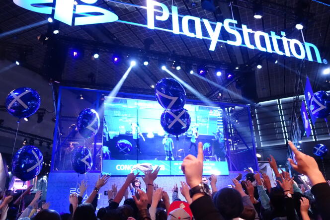 Le stand PlayStation organise des concours de « likes » à la Paris Games Week, auxquels se prêtent bien volontiers les visiteurs.