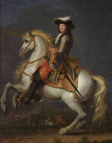 Louis XIV, à cheval, en roi de guerre à 37 ans. A l’arrière plan, les dernières campagnes de Hollande.