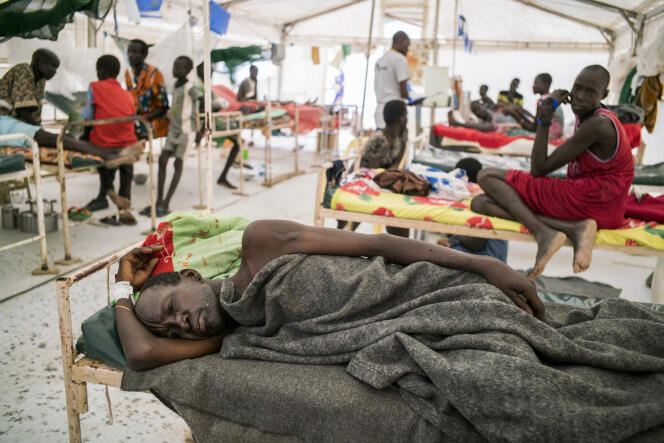 Malade dans l'antenne chirurgicale installée par Médecins  sans frontières, dans le camp de réfugiés de Bentiu.