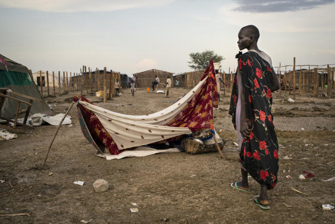 Une déplacée récemment arrivée dans le camp de Bentiu, devant la tente de fortune qu'elle a érigée pour elle et ses trois enfants.