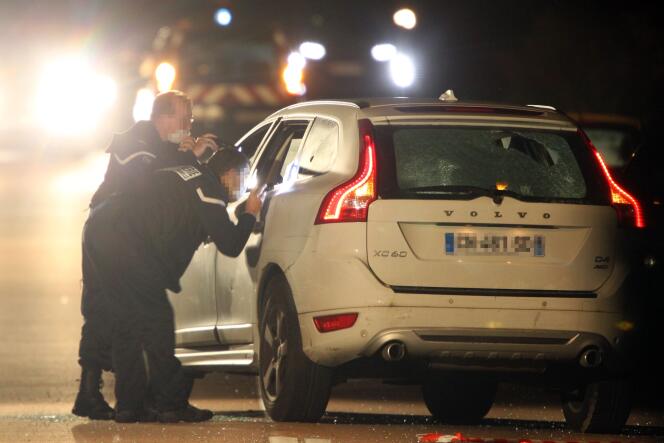 Des policiers examinent le véhicule de Jean-Michel Mariaggi après la tentative d'assassinat dont il a été victime le 29 octobre, près de Carbuccia, en Corse.