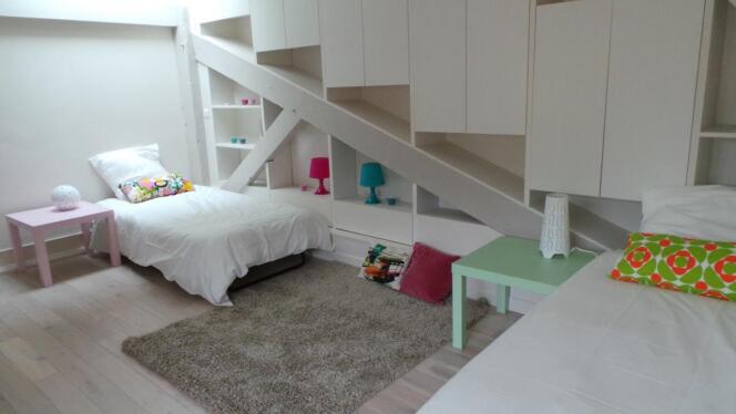 Des combles aménagées en chambre d’enfants pour faire oublier la hauteur sous plafond. Utiliser du linge de lit blanc (comme à l’hôtel) et des touches de couleur pour le côté enfantin.