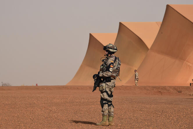 Un soldat espagnol engagé dans l'opération « Barkhane » patrouille près de la base française des environs de Gao, au Mali, le 2 janvier.